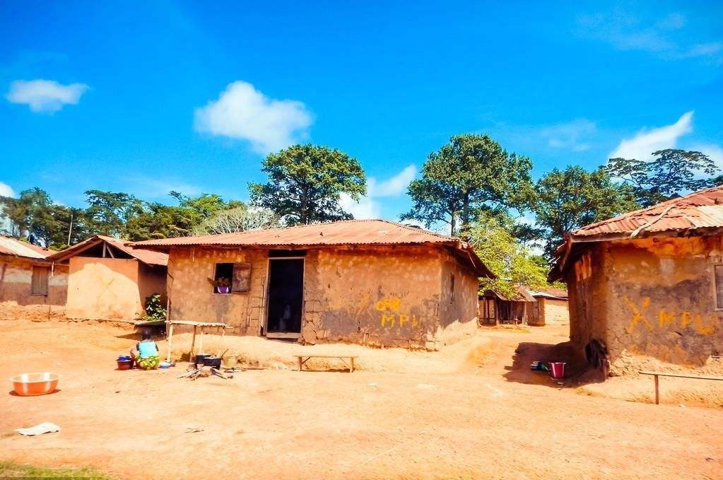 非洲人怎么建房子,看完他们的建造方式,才明白到底有多懒