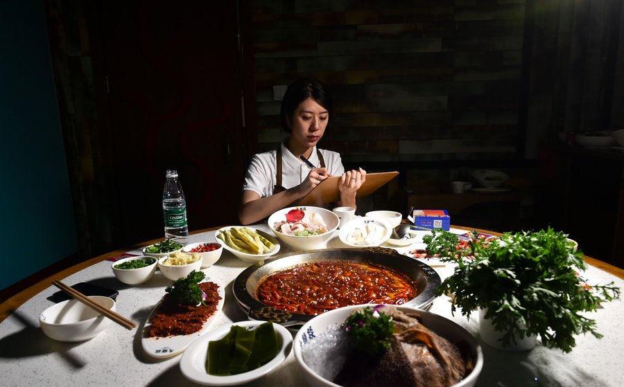 成都美女火锅试吃员,一年有300天吃火锅,办公室里修健身房!