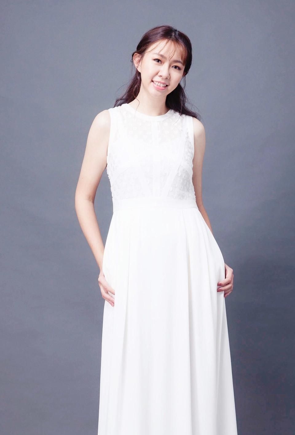 卓依婷一身白色连衣裙看上去好美