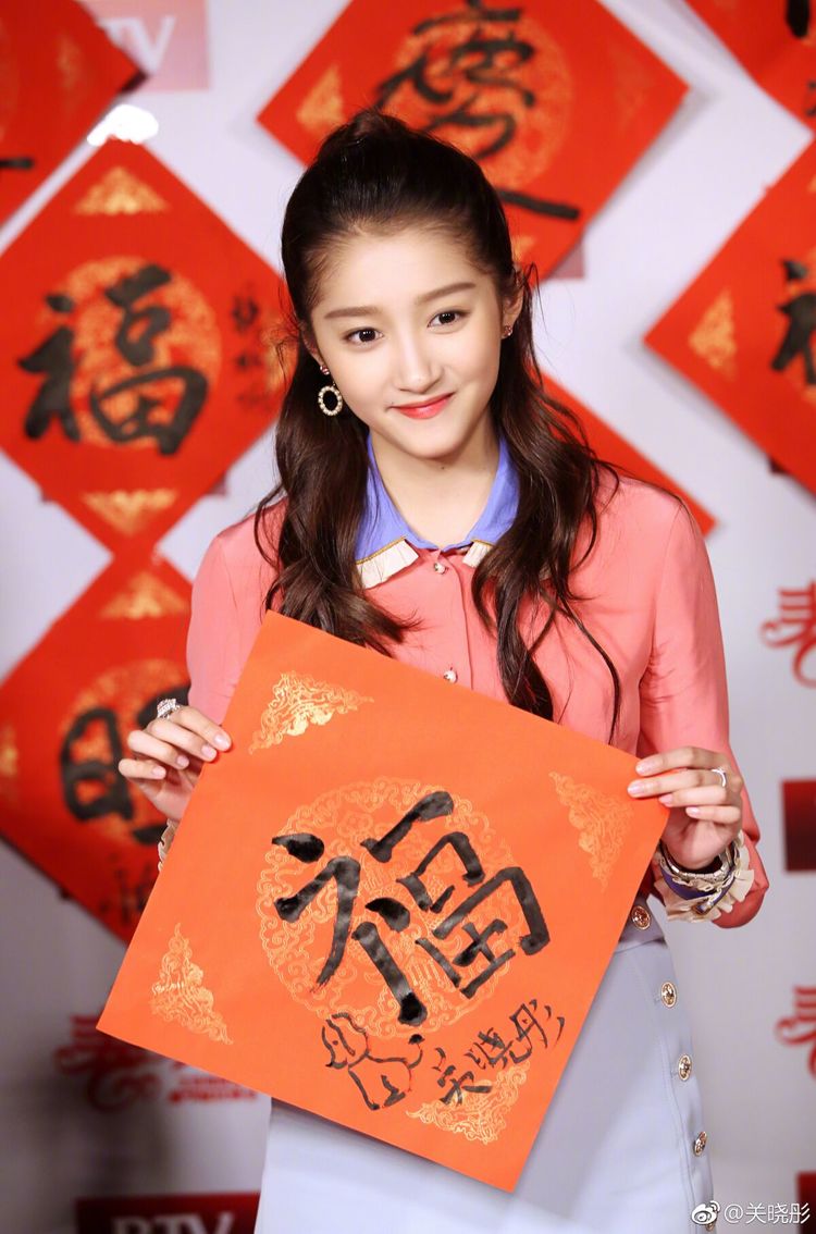 关晓彤现身北电食堂,穿灰色连帽卫衣十分低调,被路人夸又瘦又美