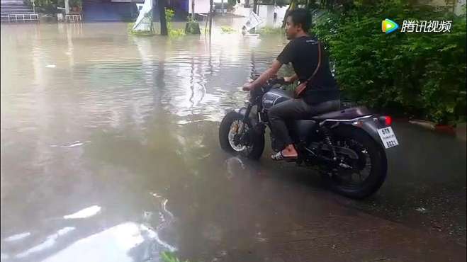 [图]暴雨导致曼谷变水城，看各种车涉水过马路，忽然觉得人生好难