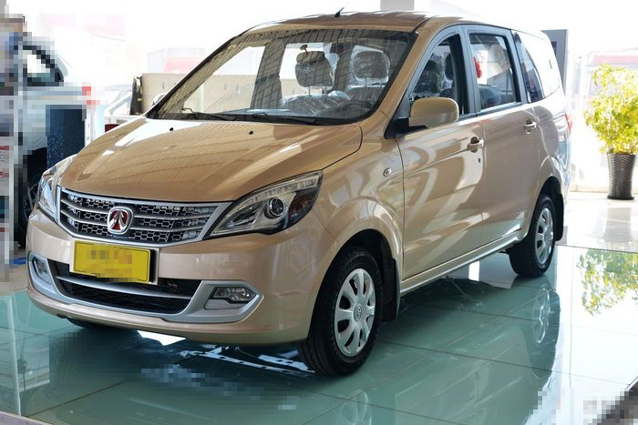 看起来上档次的北汽威旺m20,外观比较潮流,男女都爱!