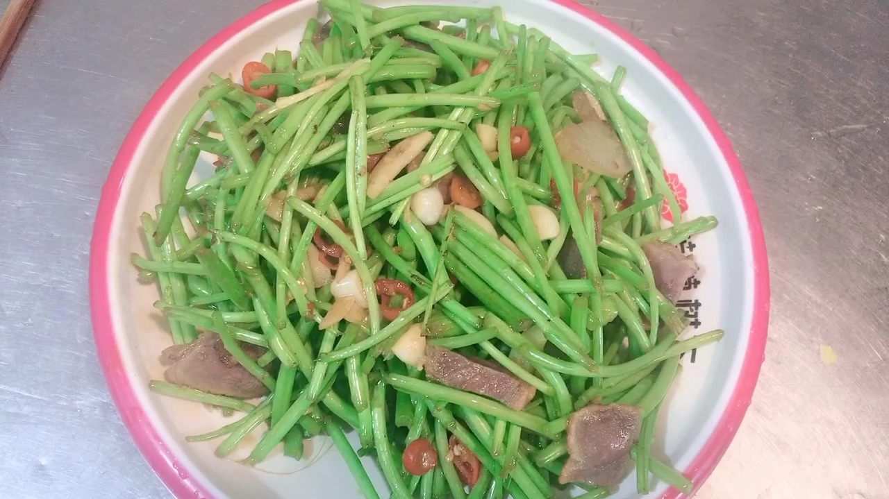 藜蒿炒腊肉江西名菜,这样炒比饭店的还好吃