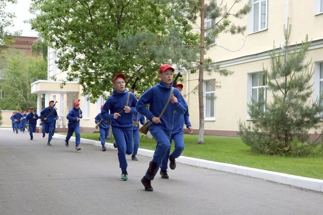 俄罗斯少年军校技能比赛"战斗民族"从熊孩子抓起