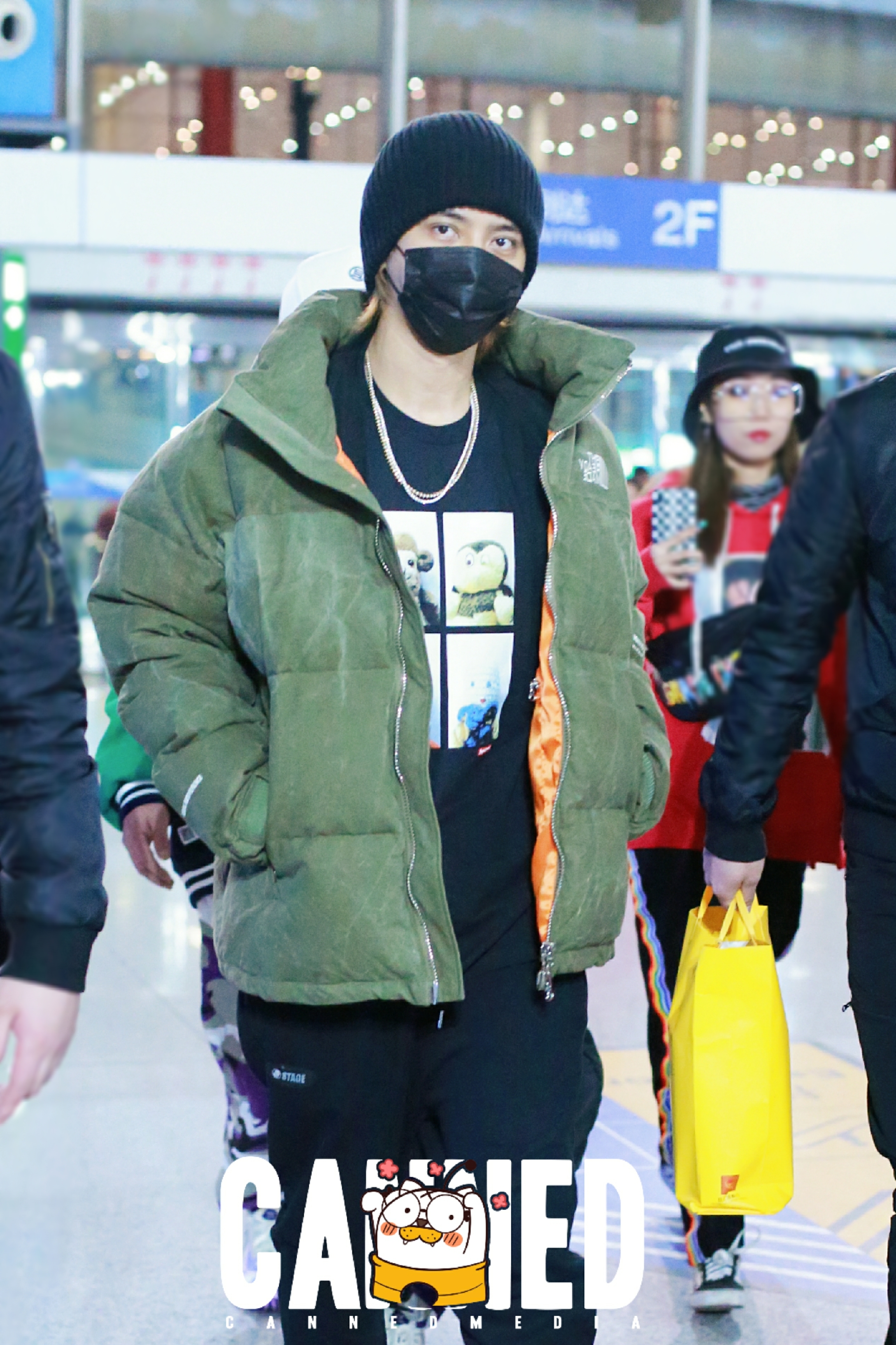 罗志祥机场街拍,分享一下没剪头发时候的小猪