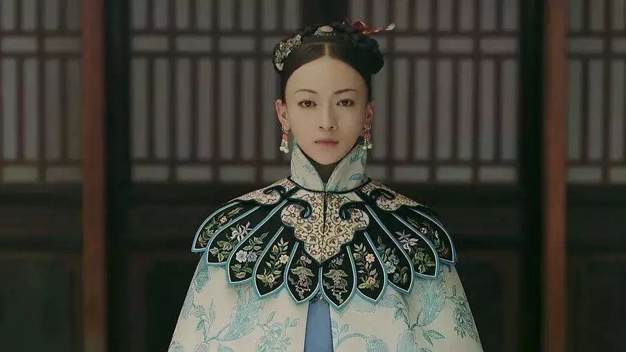 《延禧攻略》中多次使用云肩 为了固定霞帔, 以金玉做坠子点缀在汕鞍