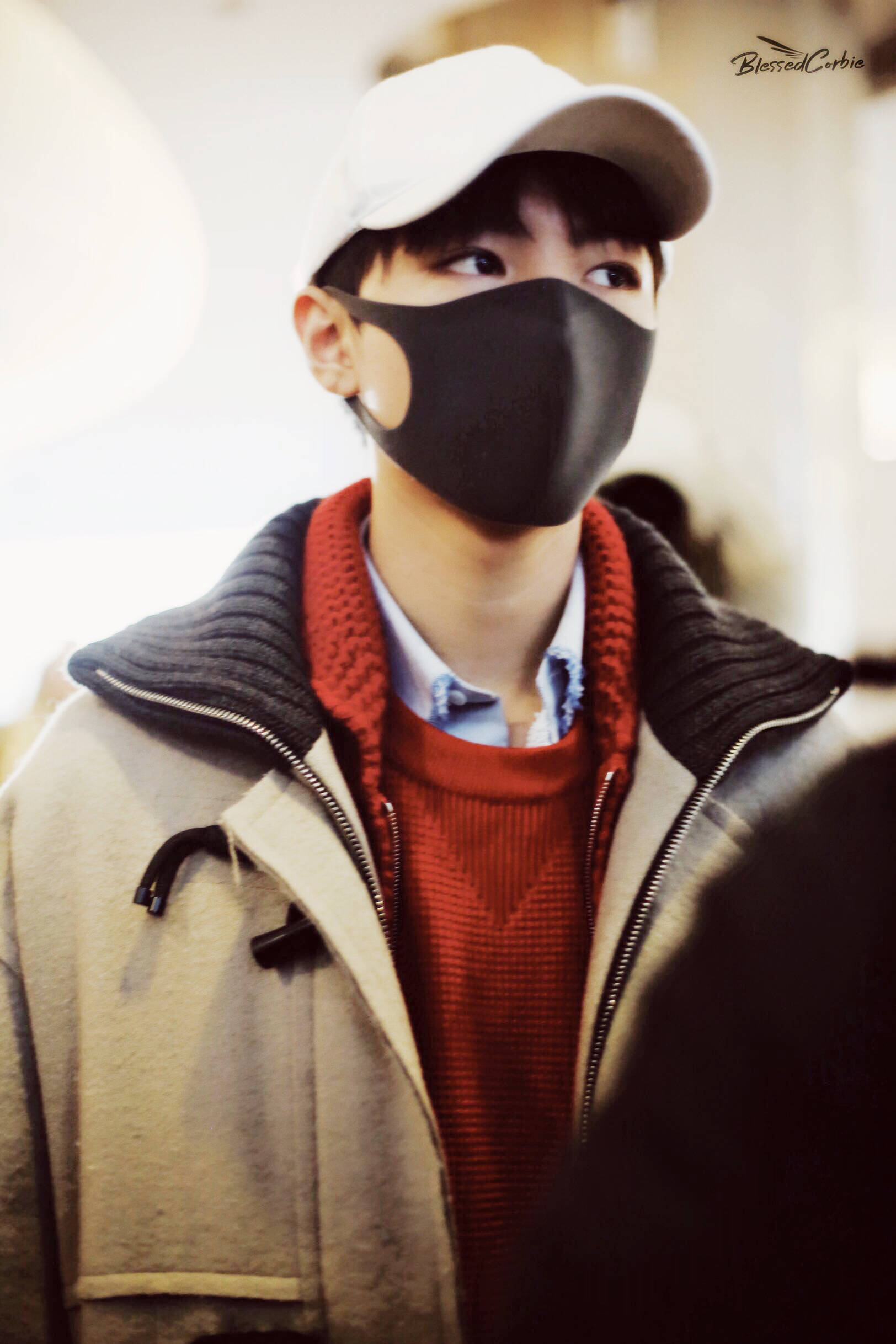 王俊凯穿灰色外套去参加2019年央视春晚彩排,戴棒球帽和口罩遮面