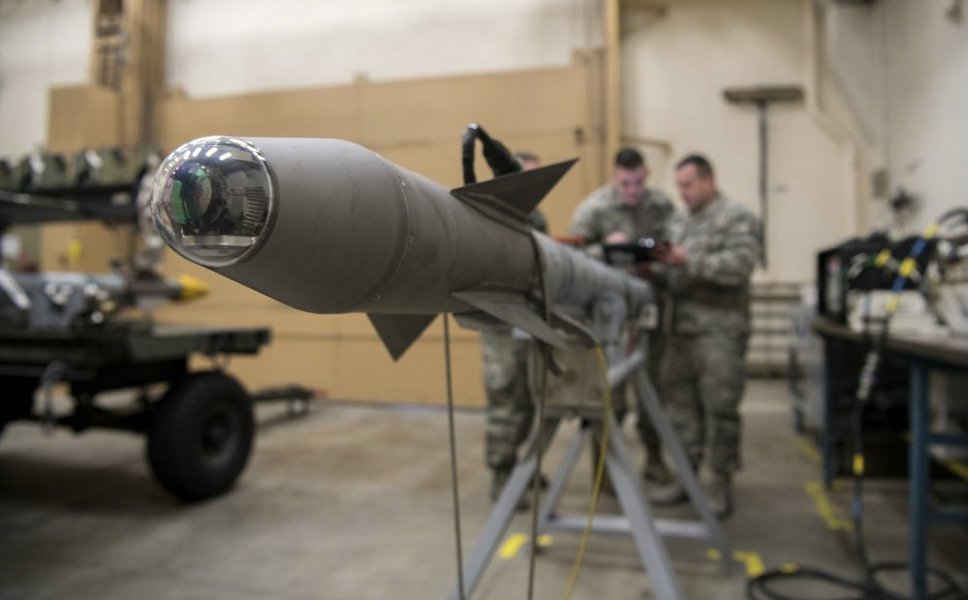 最致命的"响尾蛇",美军f-15的aim-9x-blk2空空导弹