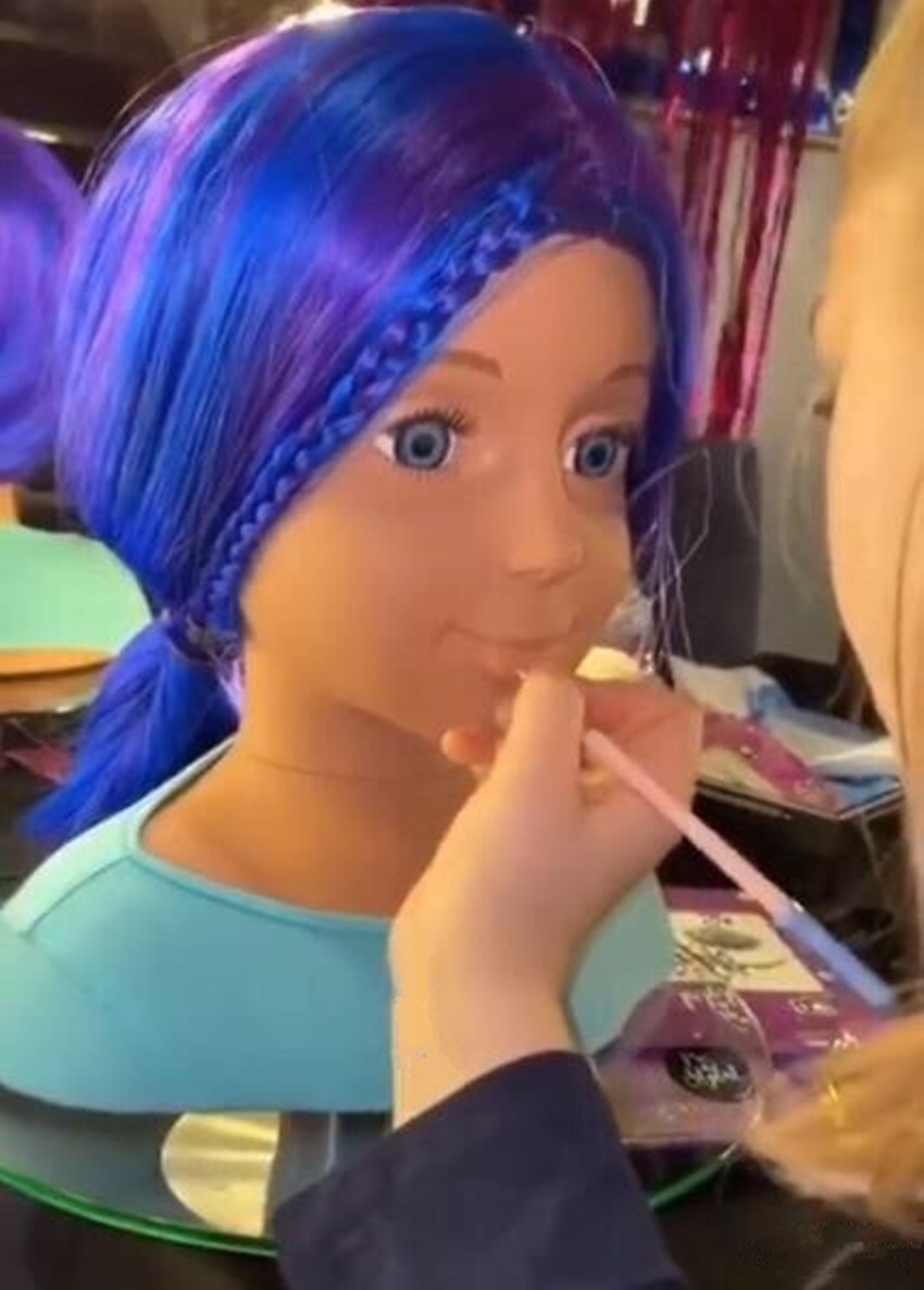 贝克汉姆小女儿给娃娃化妆技术娴熟,才8岁手很稳,网友甘拜下风