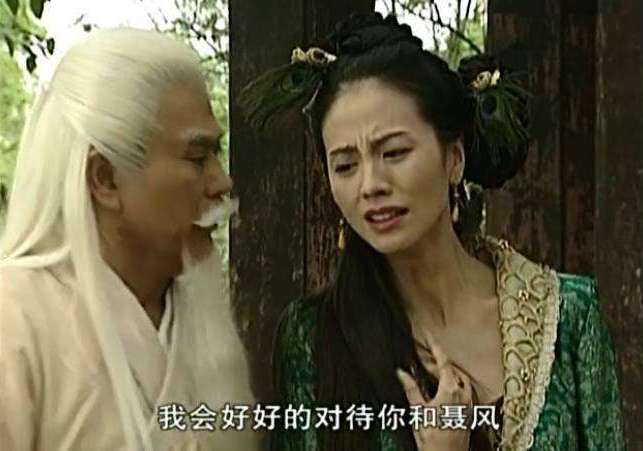 田丽演的颜盈花了6个奇葩造型,金蛇,锁扣,孔雀毛通通都戴过