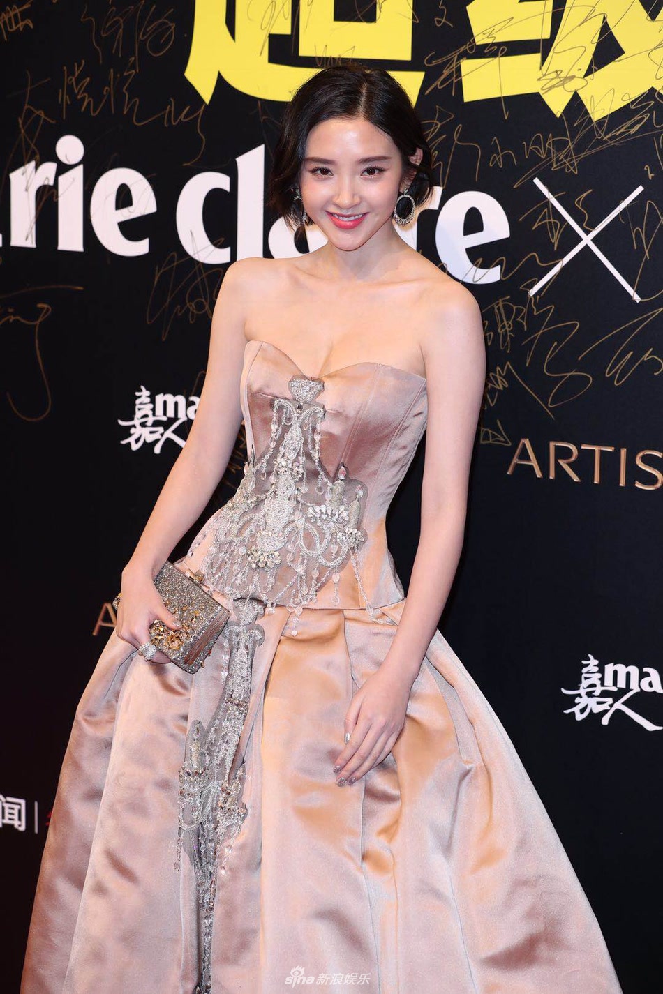 唐艺昕为吸睛真拼,穿抹胸裙勒出傲人事业线,钻石点缀裙身真华丽