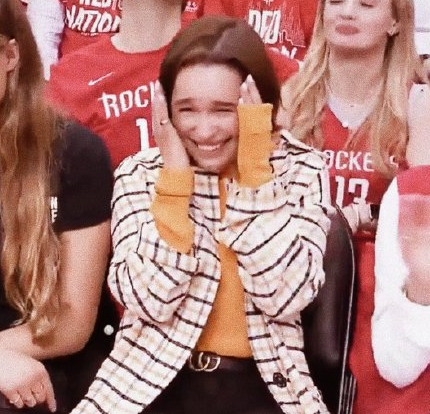 权游龙妈现身火箭主场,火箭熊认出后下跪请安,这招牌笑容没谁了