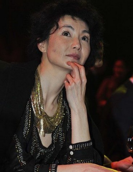 54岁张曼玉近照曝光,当年玉女形象崩塌,网友:老奶奶,你好!