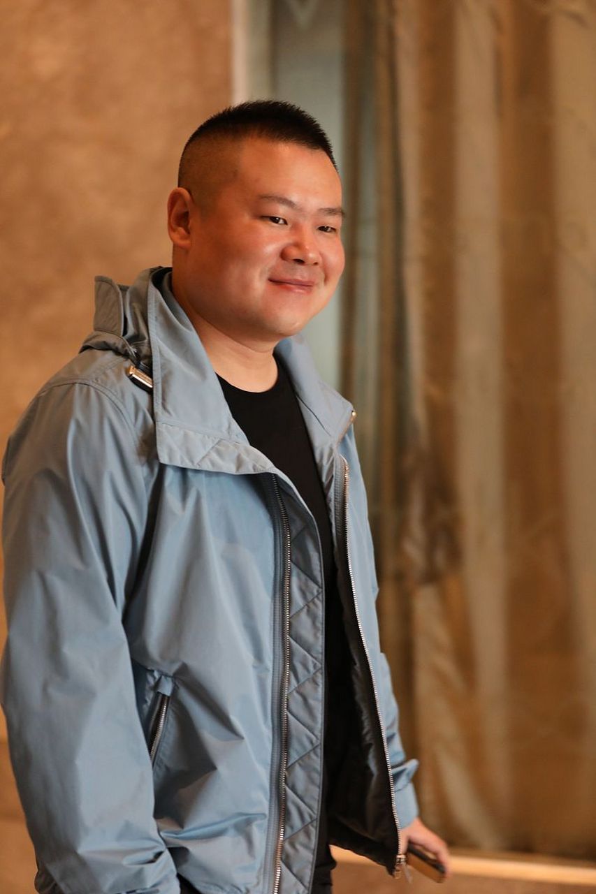 岳云鹏自己一个人笑得乐不可支,其他人面面相觑,场面一度十分尴尬.