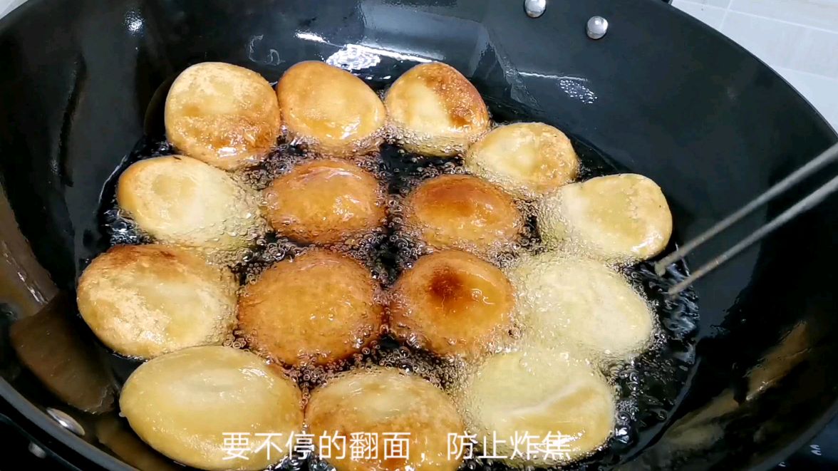 做油炸红糖糍粑,第一步放糖是错的,教你正确做法,个个软糯香甜