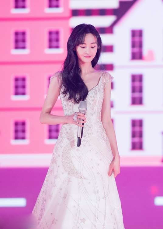 郑爽白色星辰礼服亮相"狮晚",仙气简直溢出屏幕唯美极了