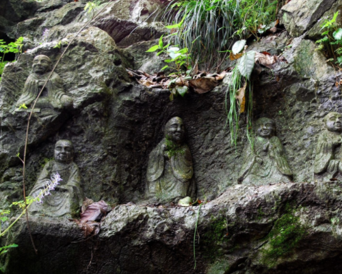 杭州烟霞洞:五代吴越时期石刻十六罗汉造像,因藏身洞