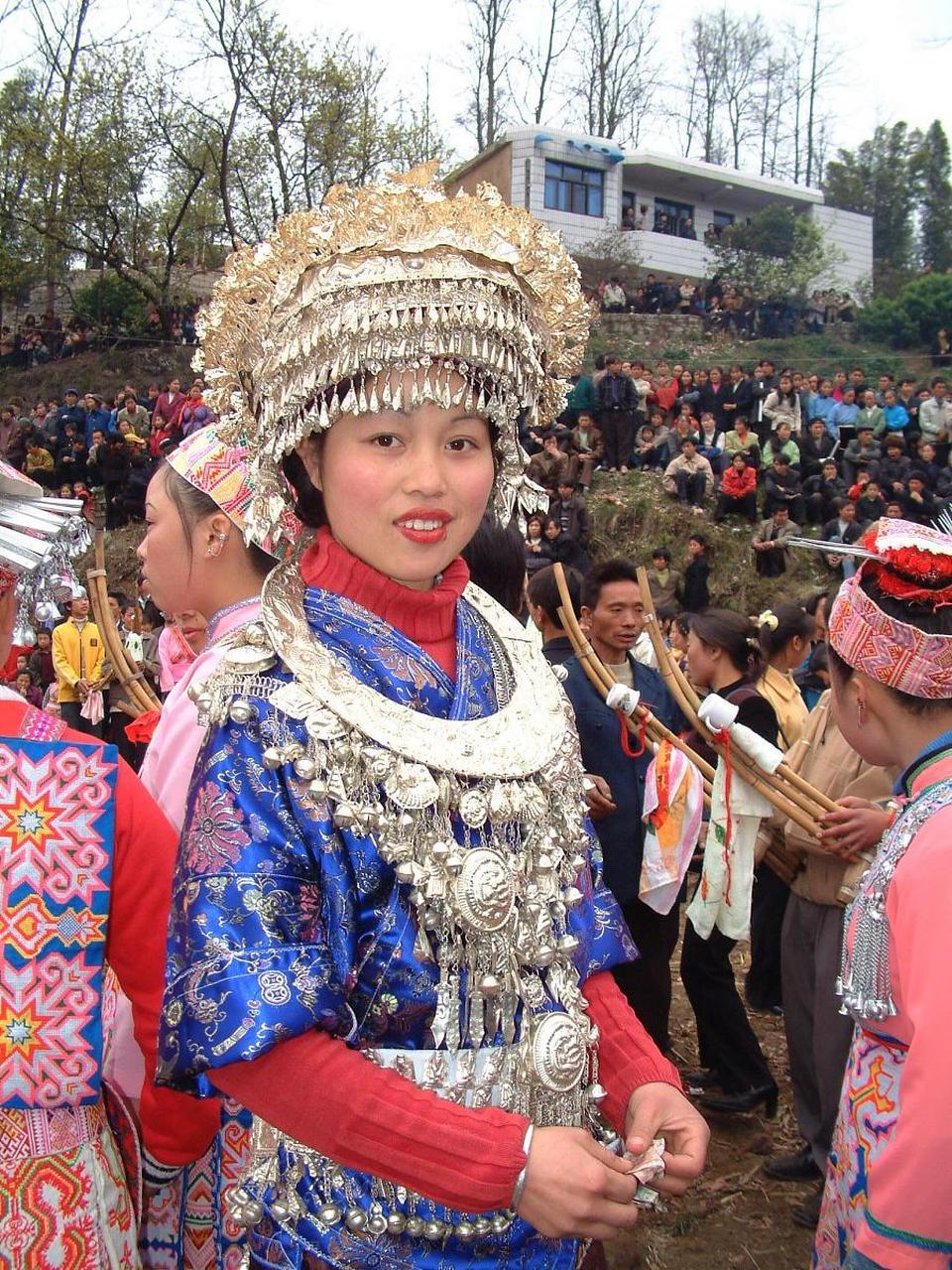 在广西百色隆林各族自治县苗族的传统体育活动中,"爬坡杆"无疑是最引