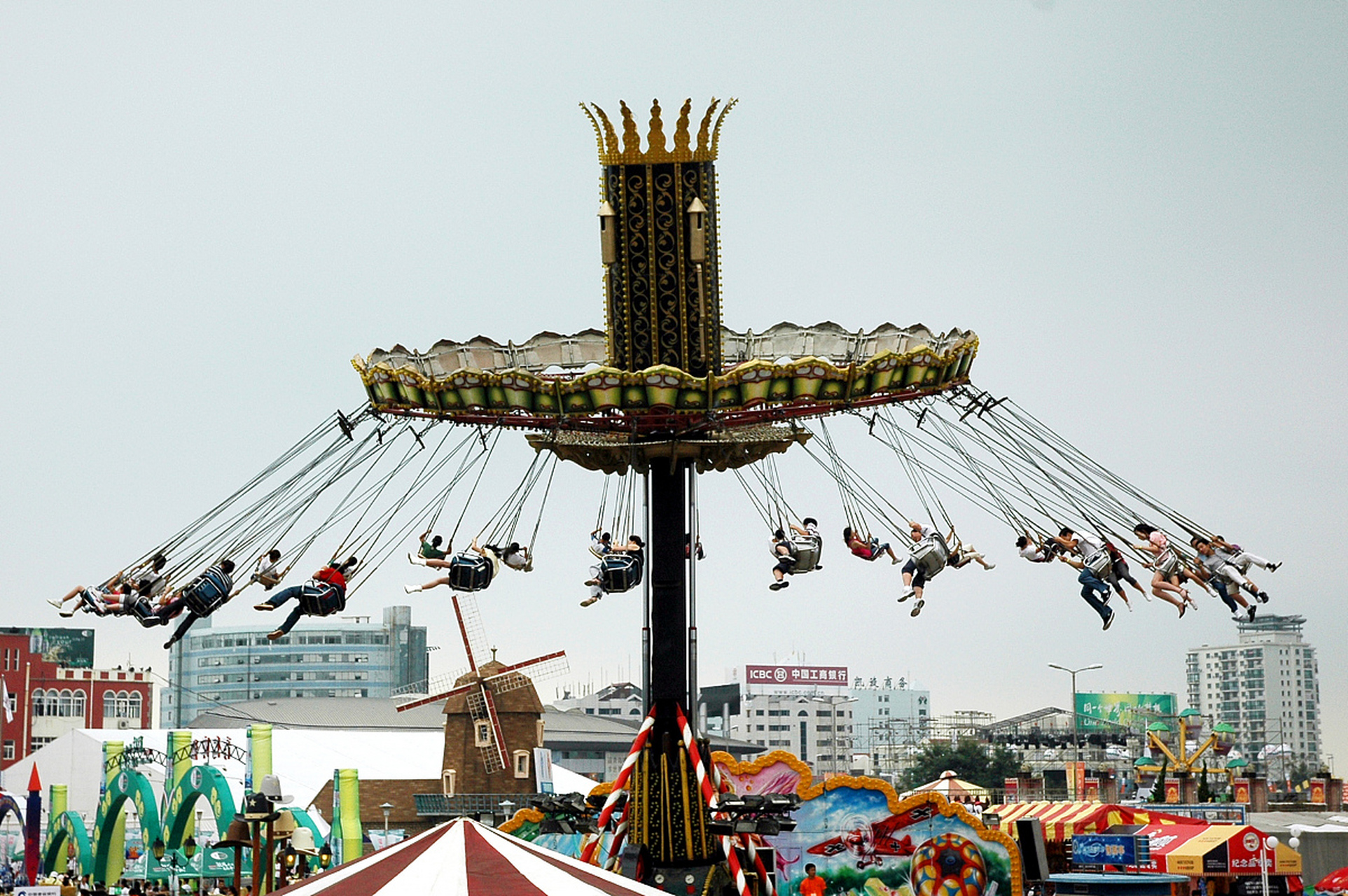 视频中,一名女子正在玩大摆锤,突然从空中飞来一件不明物体,砸中了她