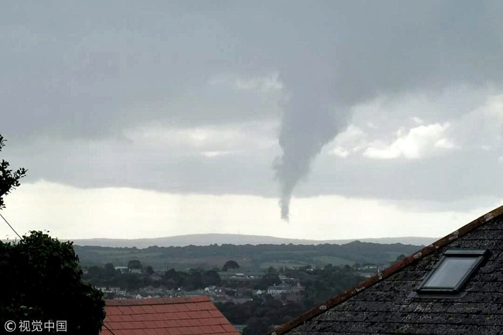 英国:天空现龙卷风形状漏斗云 仿佛连接天地