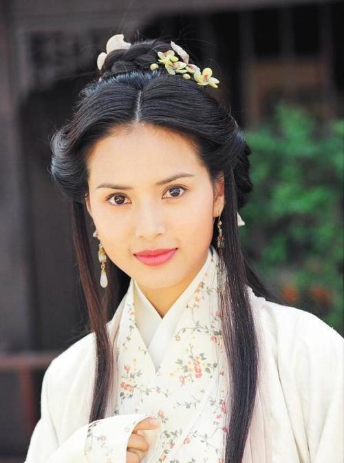 李若彤演技不错,演出了两个人的感觉,李青萝盘起高高的发髻,气场立马