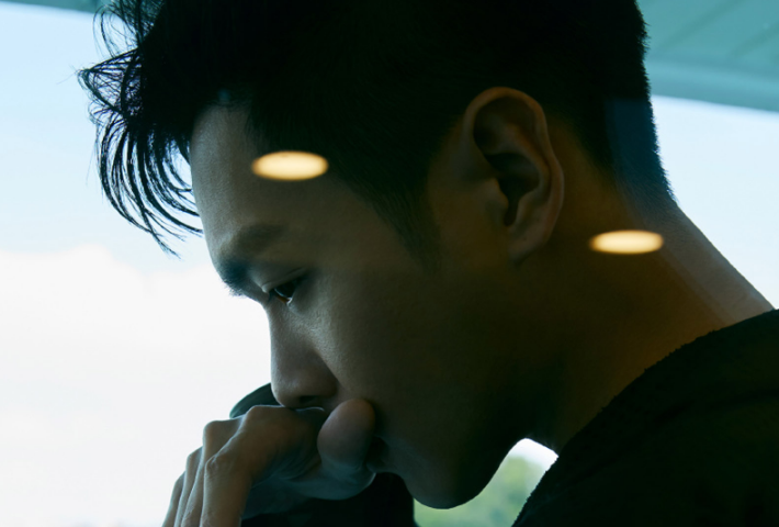 张若昀酷帅写真,目光深邃眼神凌厉,尽显型男魅力气息