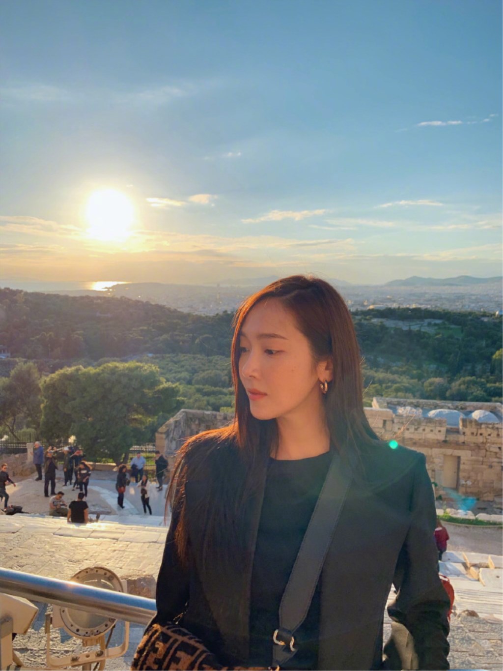 29岁郑秀妍晒旅行美照,穿西装秒变霸道女总裁,如行走的画报!