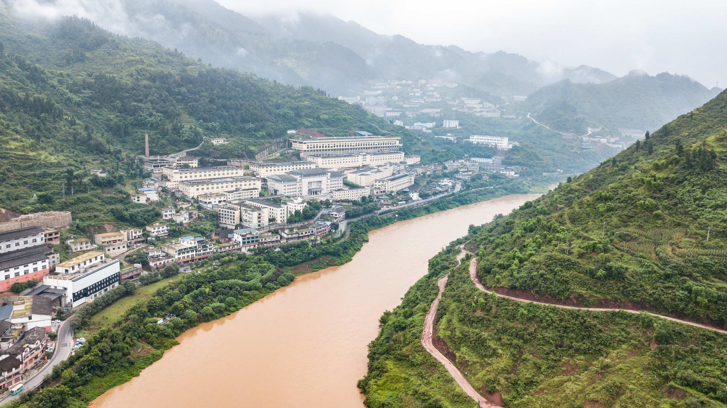 大暑节气临近,气温升高,贵州省仁怀市茅台镇进入酿酒繁忙期.