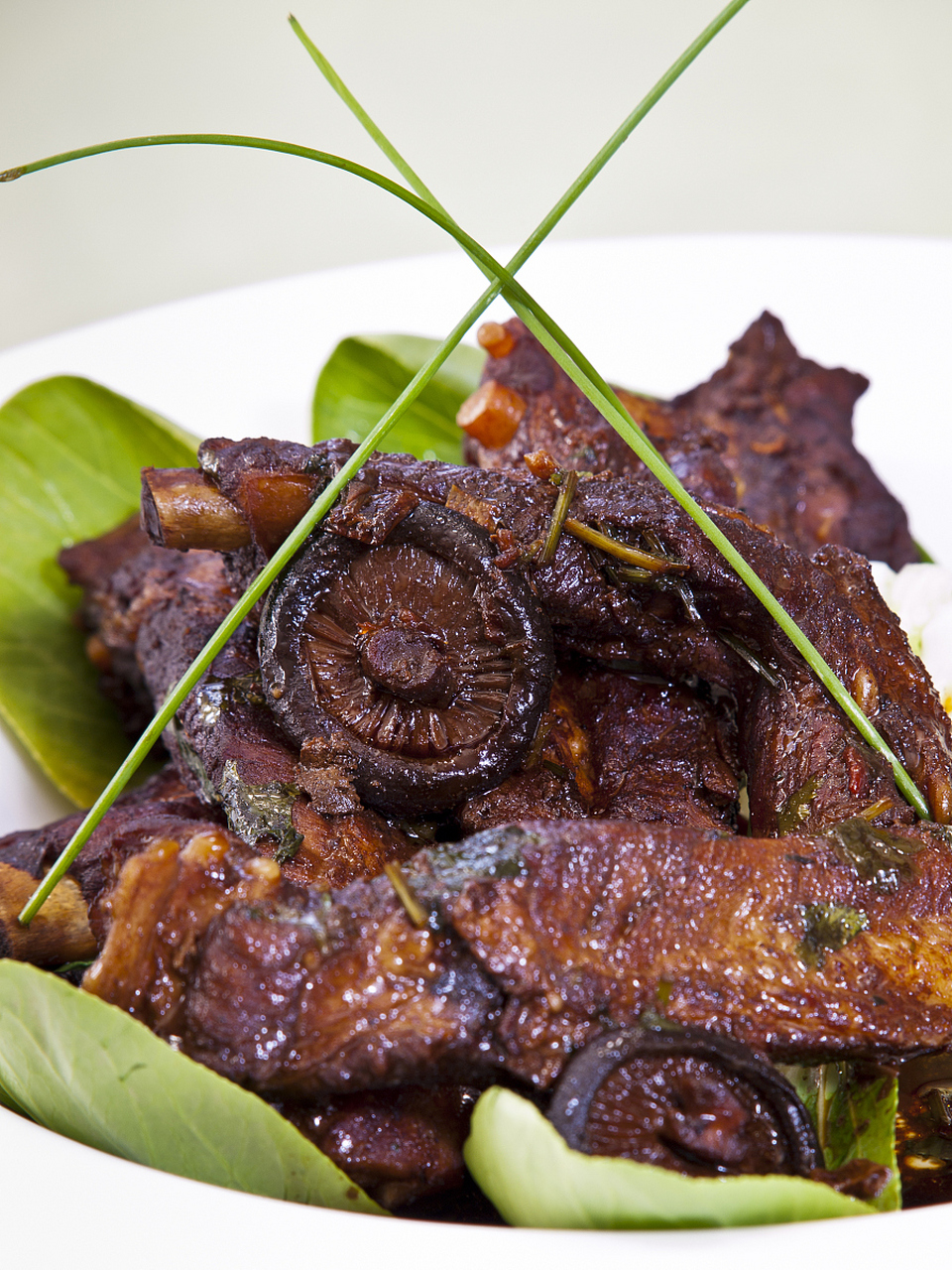 成都特产:灯影牛肉  灯影牛肉,是四川地区传统名吃,是深受人们喜爱的