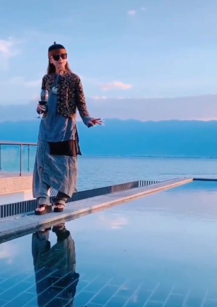 61岁杨丽萍回到家乡洱海,这次不做高雅补丁装搭配同心锁是亮点