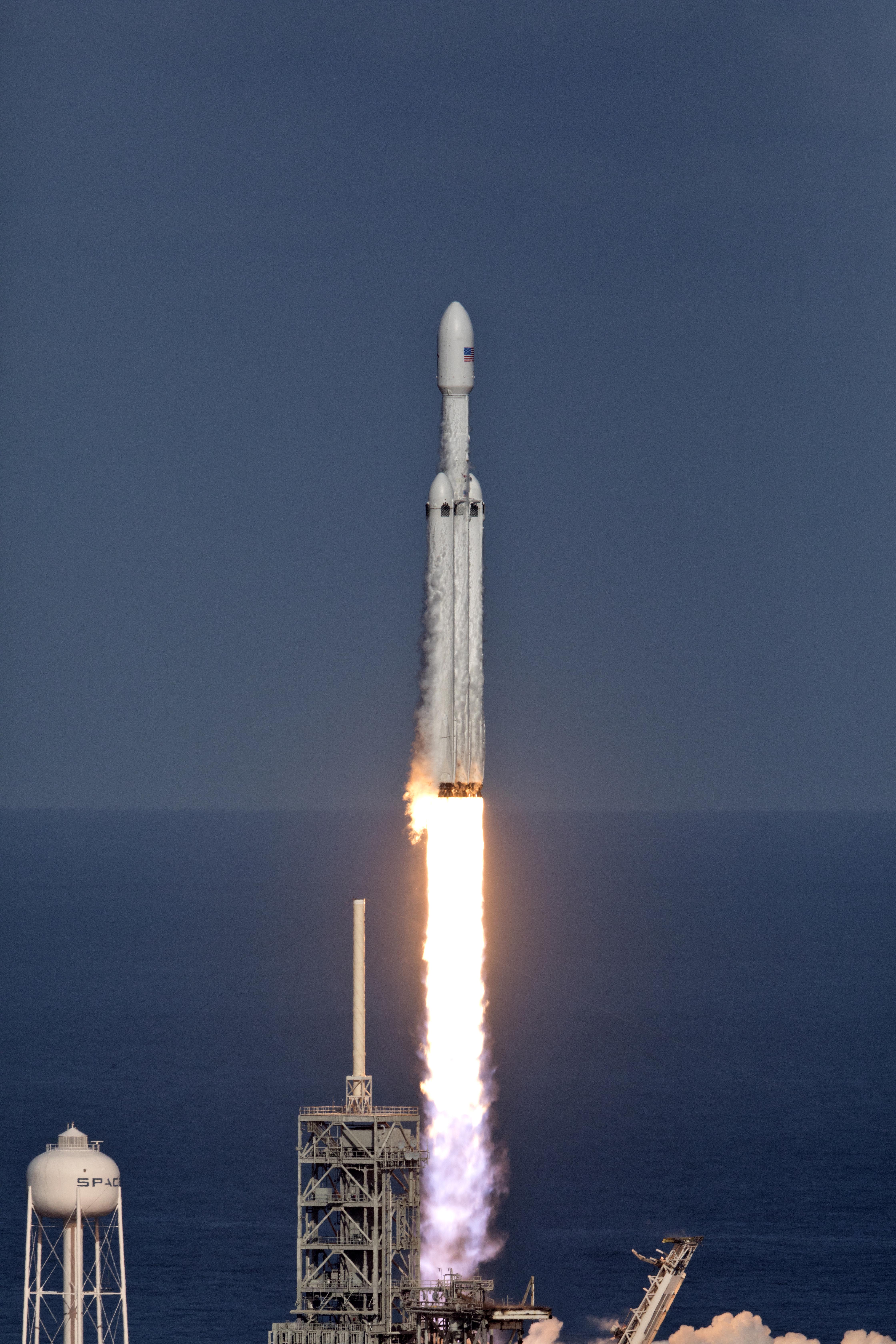 猎鹰重型运载火箭带特斯拉跑车飞向火星