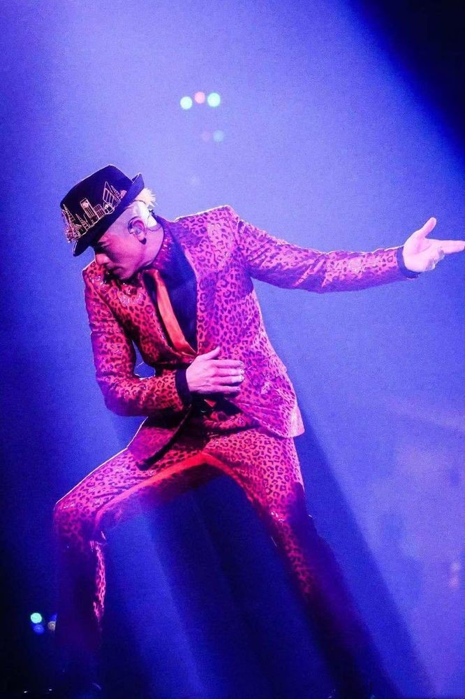 53岁郭富城造型刮"妖风"?金色大背头够狠了,却被美甲抢镜