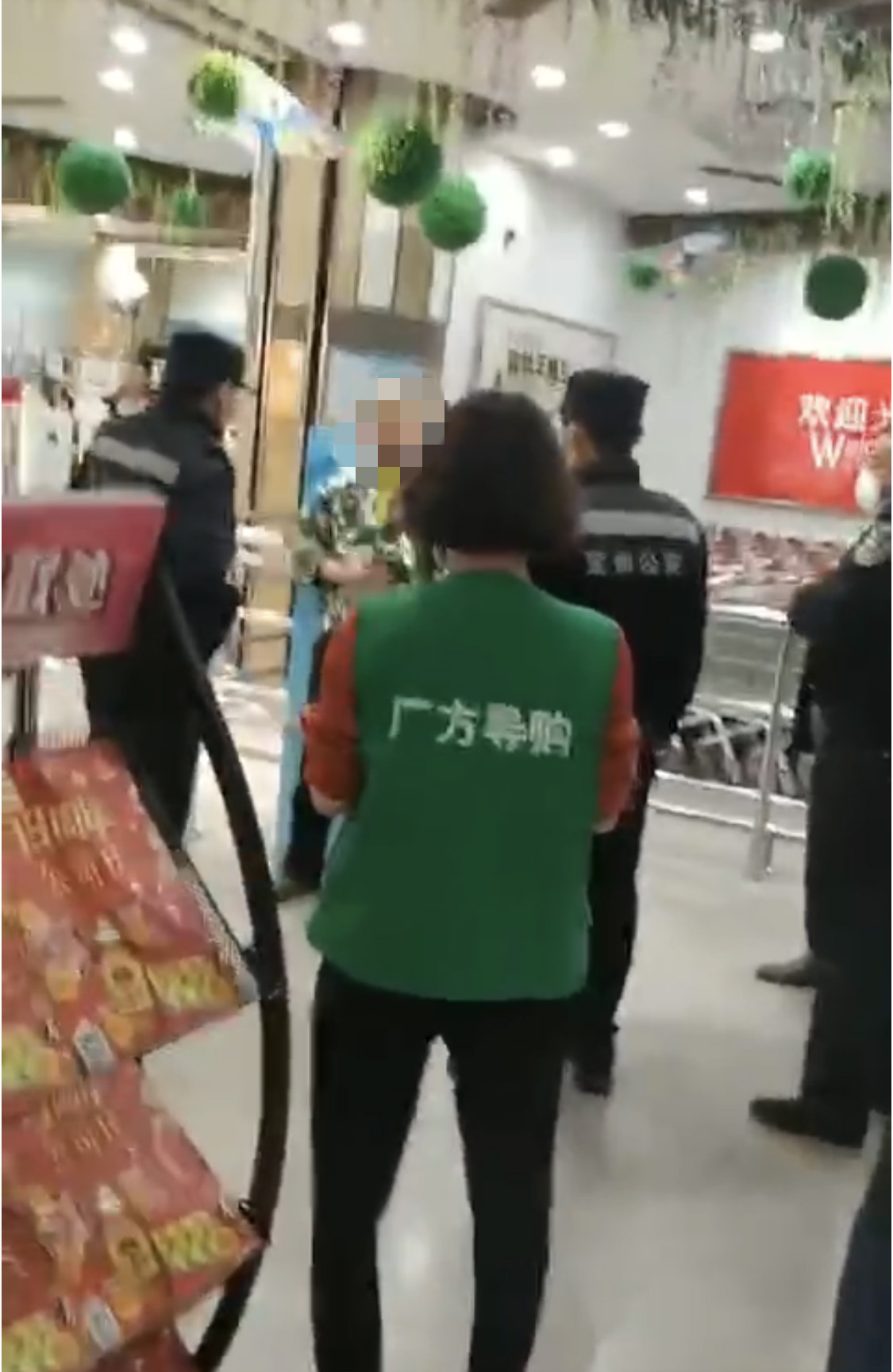 宣城大统华1人被警方带走!