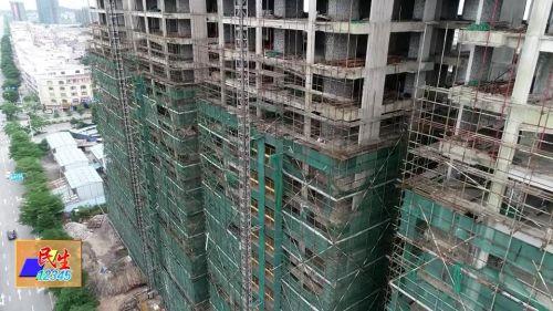 阳江市民报料:加州花园建楼房木板悬空存在隐患