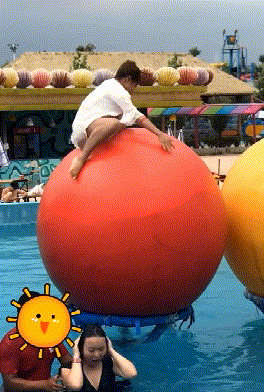 搞笑gif:美女自拍不慎落水,弄了一身泥