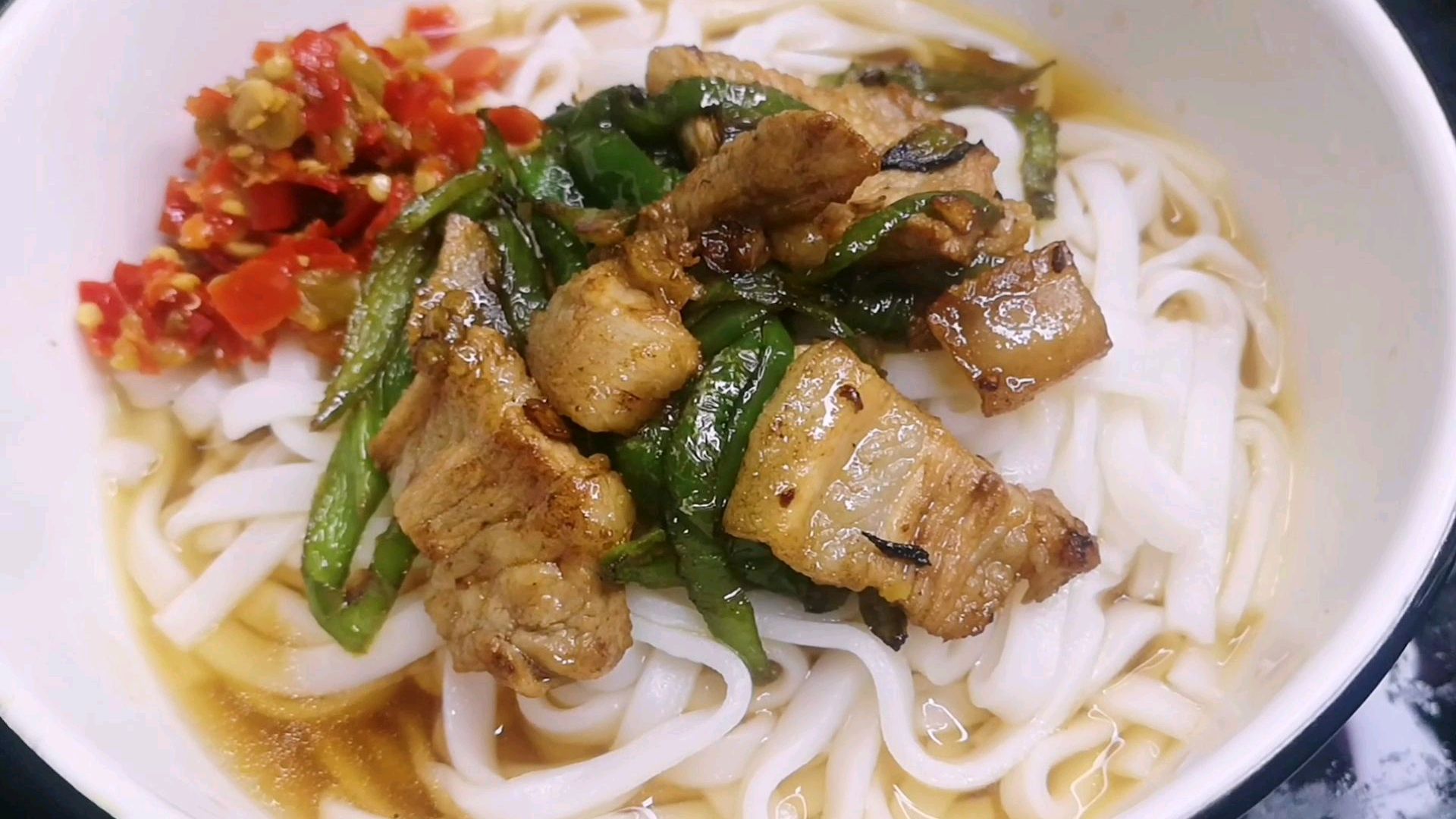 辣椒炒肉粉,再放上一勺剁辣椒简直太好吃啦!湖南人必吃早餐!