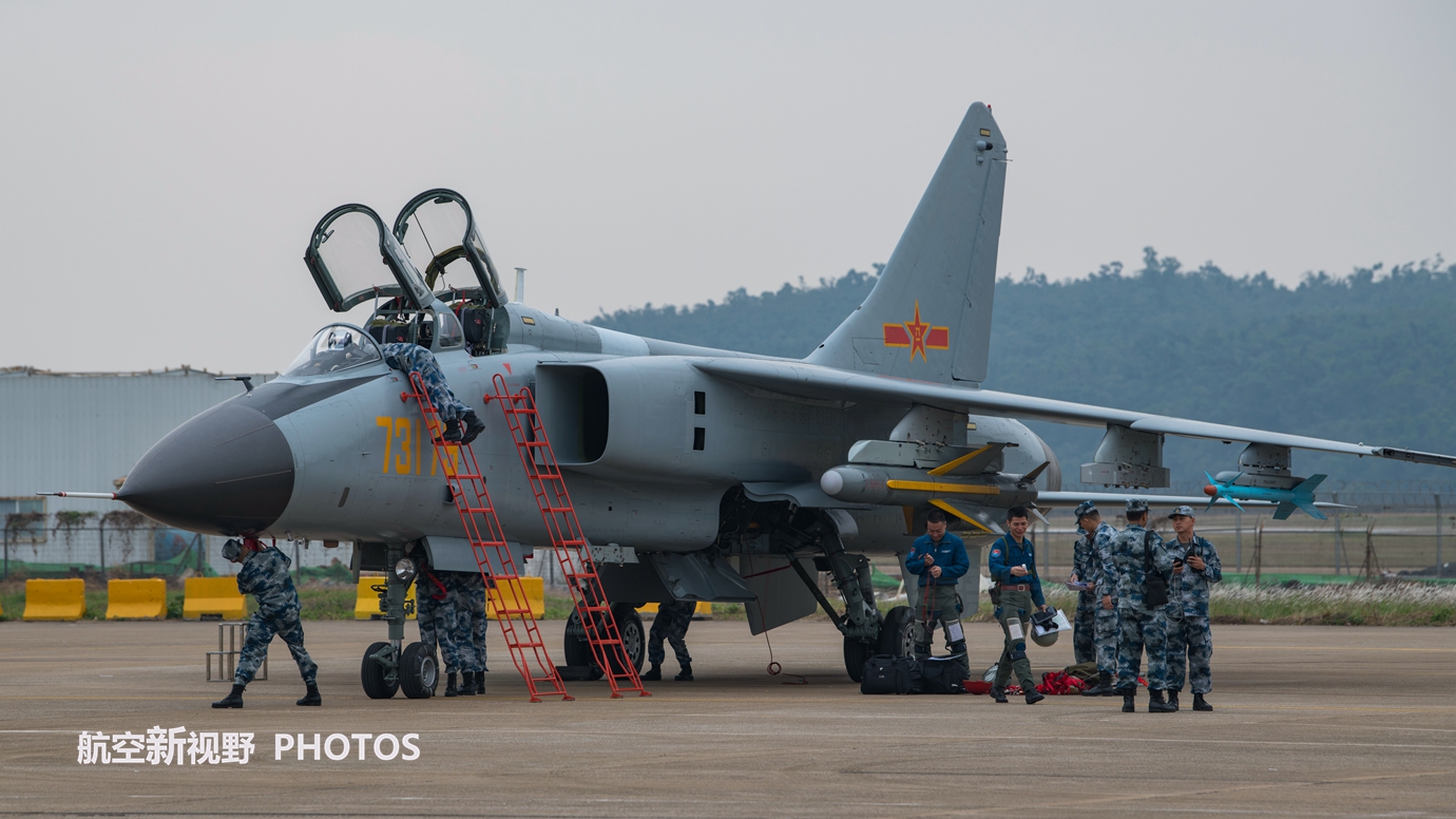 中国空军和海军航空兵主力 歼轰-7战机首飞30周年 高清大图欣赏