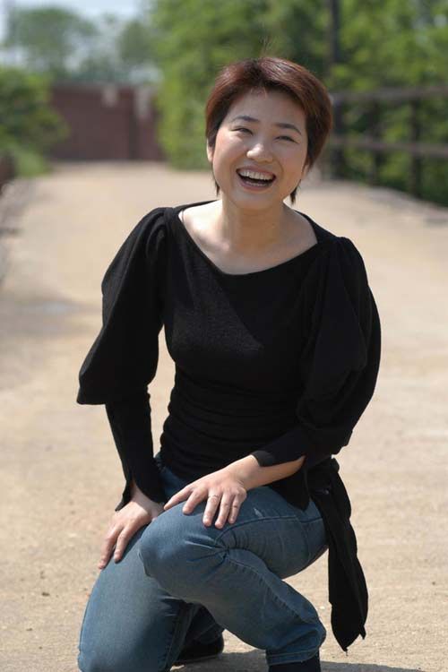 她是地地道道的湖南人,第一次出现在镜头前是在抗洪抢险的前线