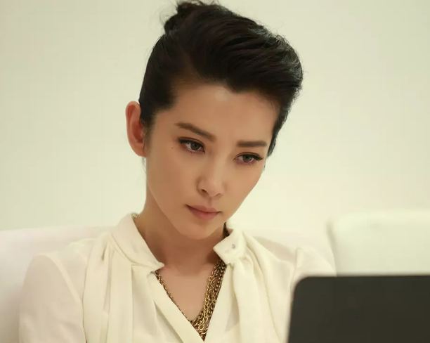 《我愿意》李冰冰演的女主角,是一个专一,重情而不爱钱的女人!