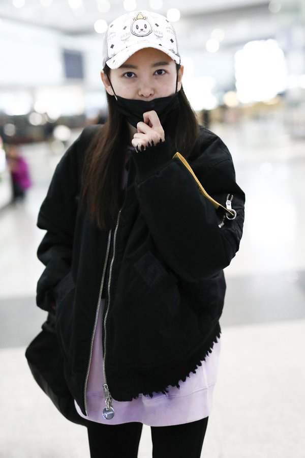 于文文素颜现身机场,口罩遮面,笑眼眯眯real可爱!