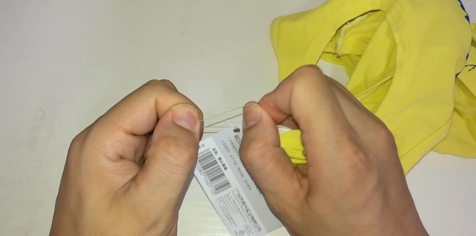 不借用任何工具轻松拆衣服吊牌的方法,好多人还不知道,赶紧试试