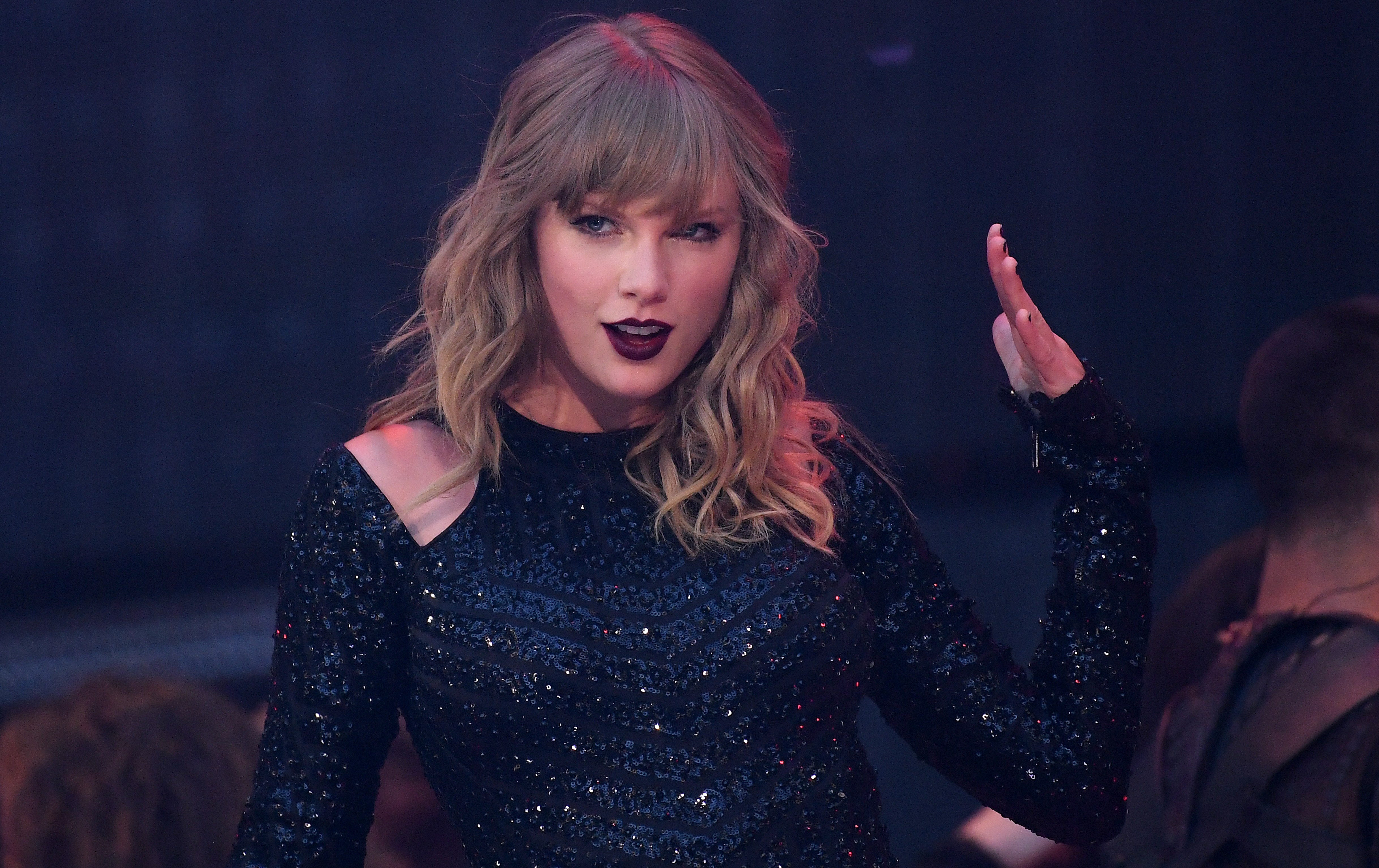 taylor swift火遍全球,专辑销量创纪录,却不及一人?