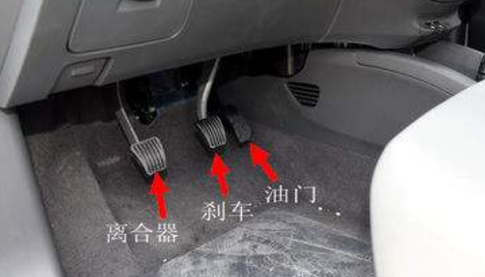 初学者往往对汽车离合摸不着头脑——油门刹车,踩多少就有多少效果