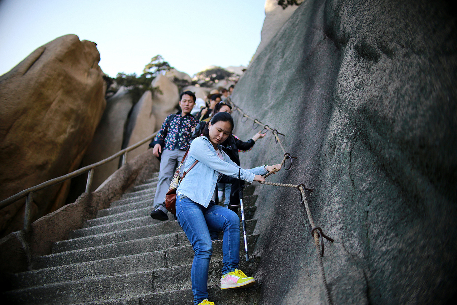 黄山百步云梯位于莲花峰西北麓的峭壁上.