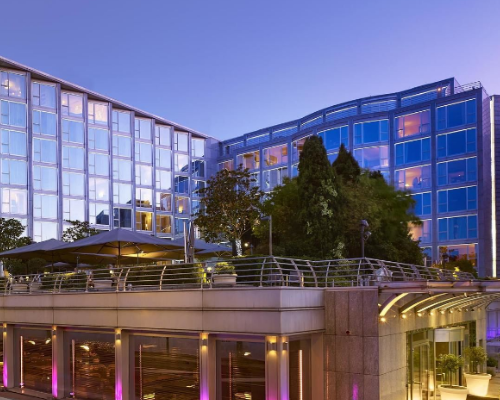 图为纽约四季酒店,除了有私人管家,还有一名劳斯莱斯司机和一个私人