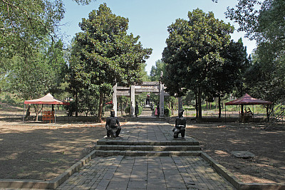 明辽简王墓位于八岭山中部,被誉为南方的地下宫殿