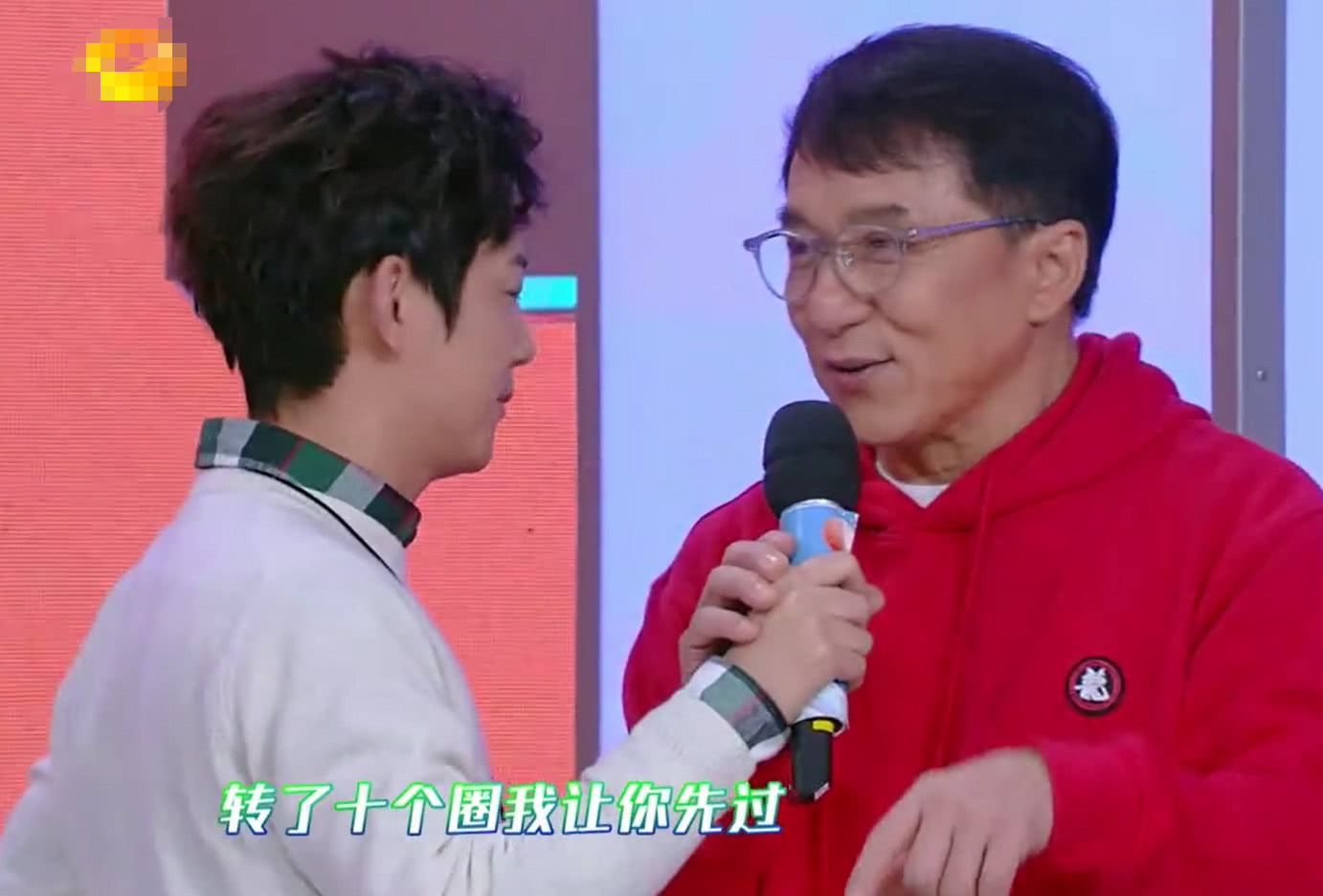 成龙何炅比赛转圈,镜头看到成龙动作的那一刻,网友:太可爱了!