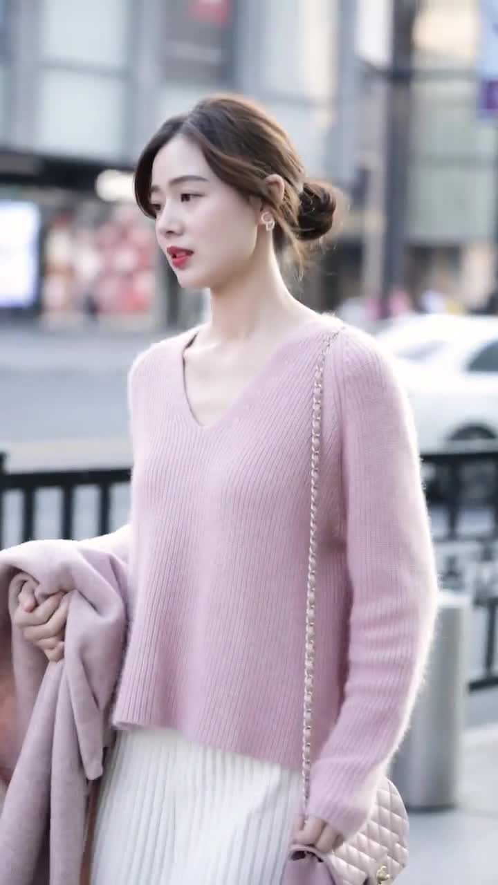 中年少妇一个人逛街,穿着朴素大方!