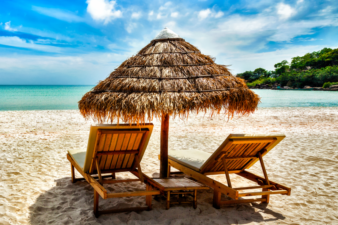 沙滩上有一个用稻草搭起来的小帐篷,看起来特别实用,其实在我们的心目