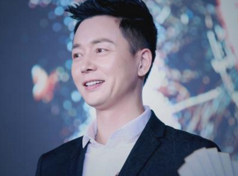 他是"聂万峰",48岁红成一线,21岁儿子阳光帅气,6岁女儿可爱